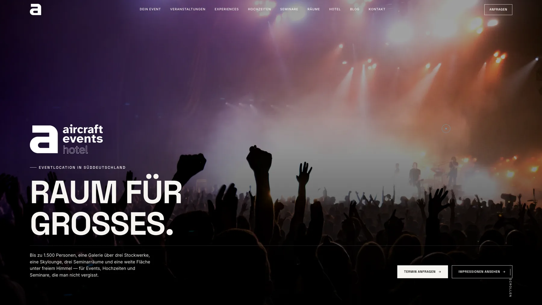 Startseite des aircraft events hotel mit Konzertbühne und Publikum