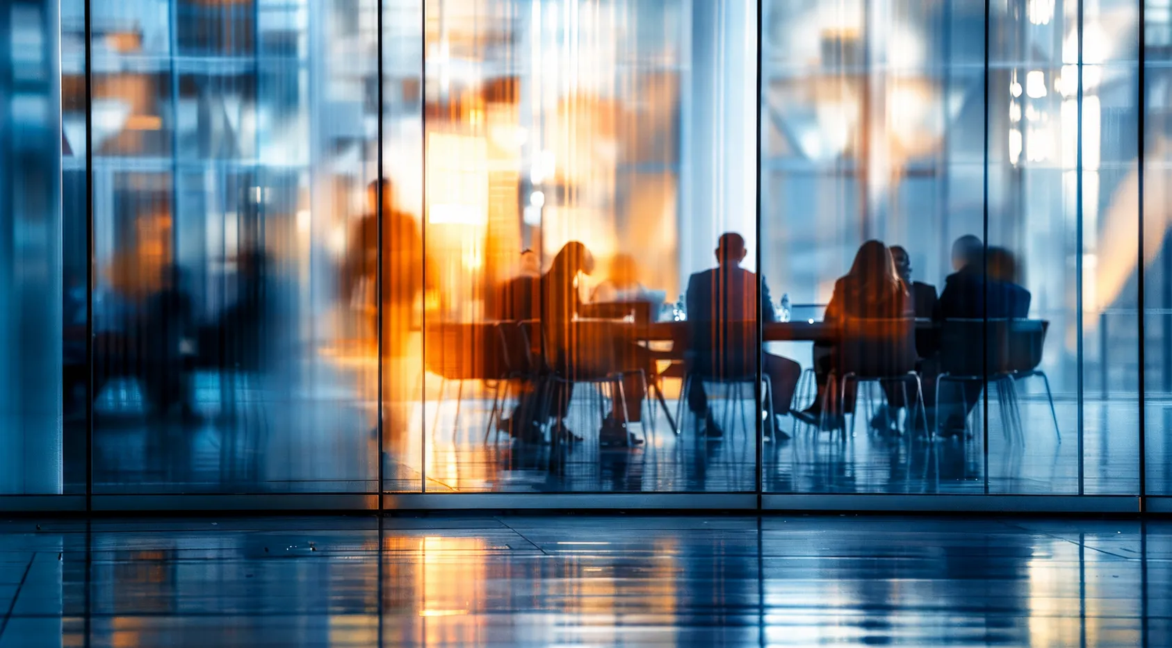 Besprechung hinter Glasfassade als Sinnbild für Transaktionen und Due Diligence